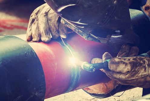Pipeline Welding Requires a Durable Machine.jpg